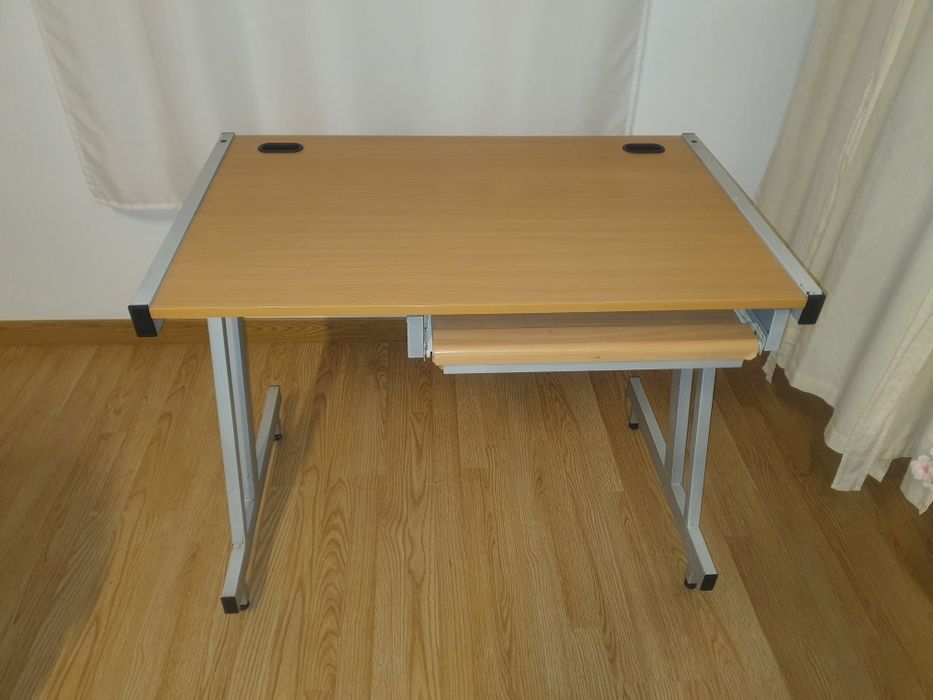 Secretária para computador.