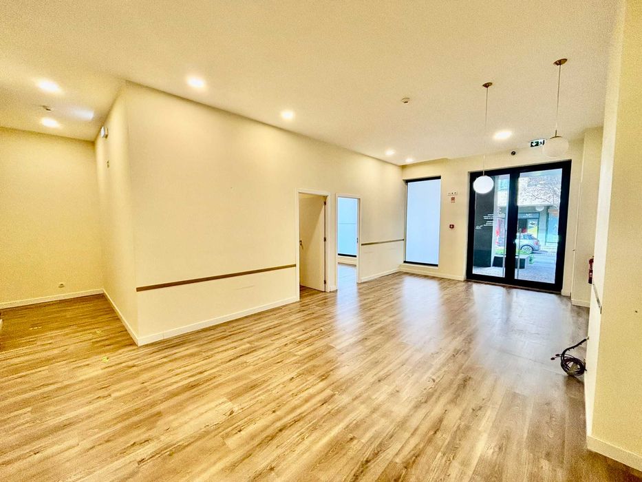 Escritório / Loja para arrendamento na Rua Professor Joaquim Bastos