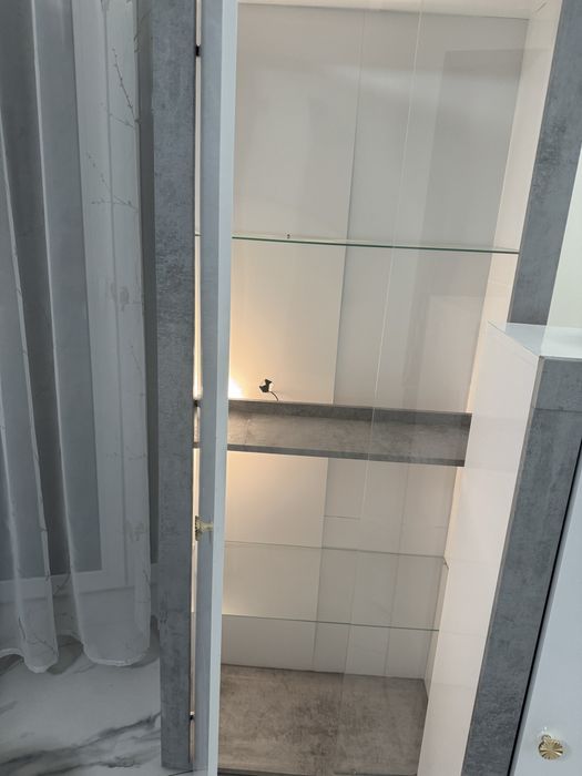 Zestaw mebli biało szare witryna