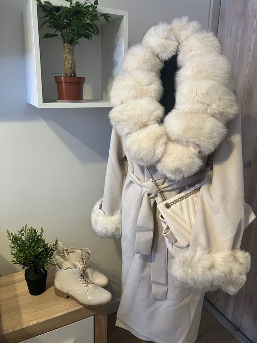 sprzedam kaszmirowy płaszcz wykonany z naturalnego futra lisa