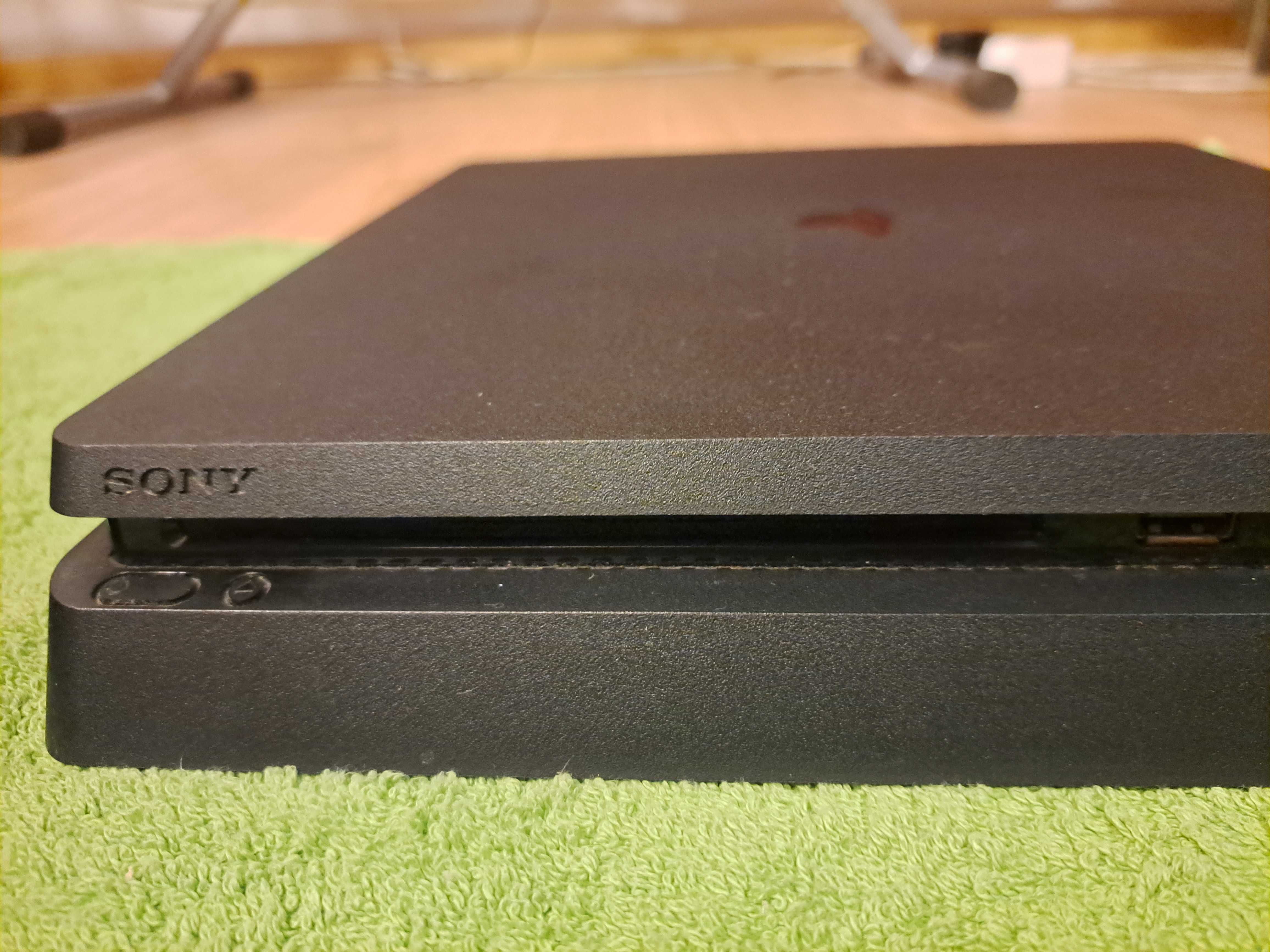 PlayStation 4 Slim 500 GB + 2 pady + 3 kable