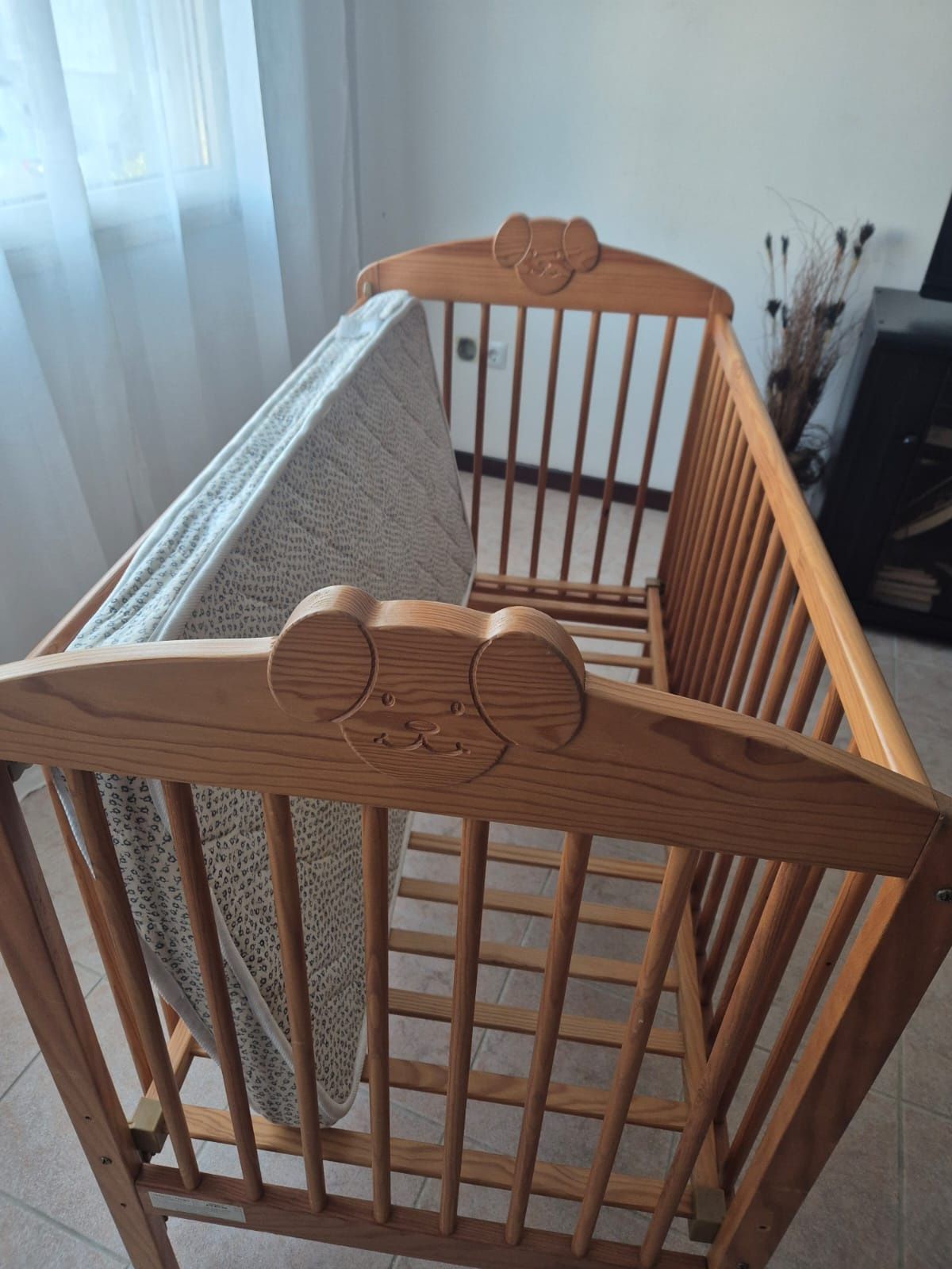 Cama de bebé em madeira