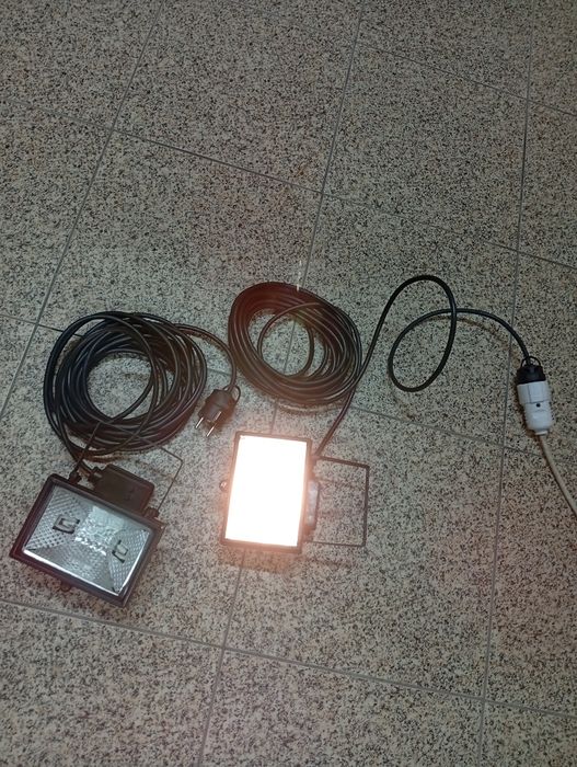 2 Holofotes halógenos a funcionar