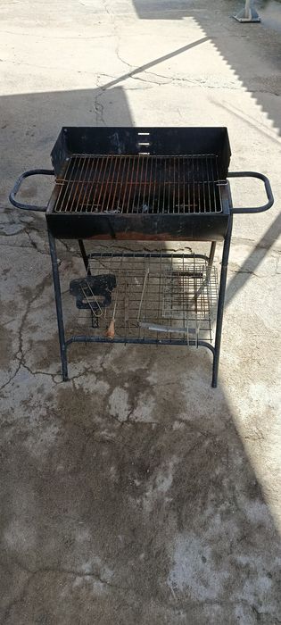 Grelhador a carvão usado