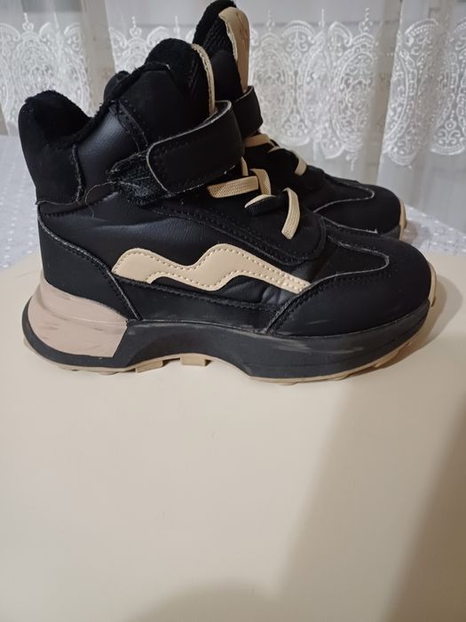 Взуття для дівчинки