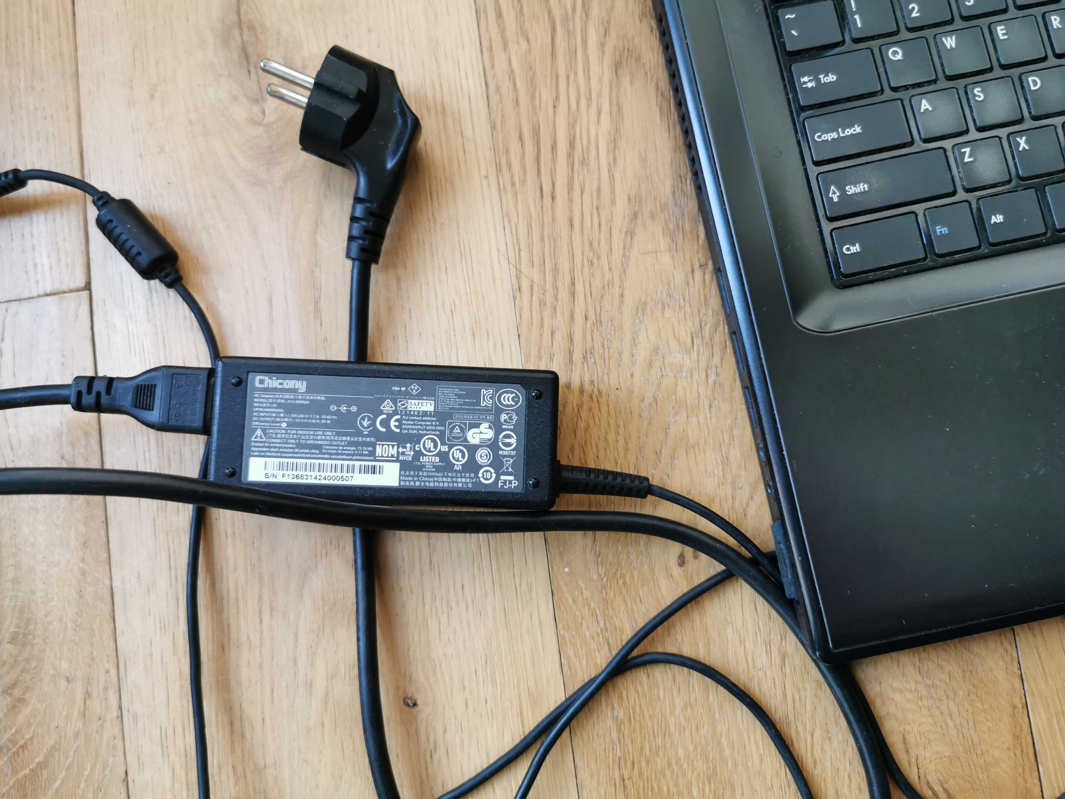Laptop MSI MS-1758 17 cali procek i7 działa, uruchamia się + zasilacz
