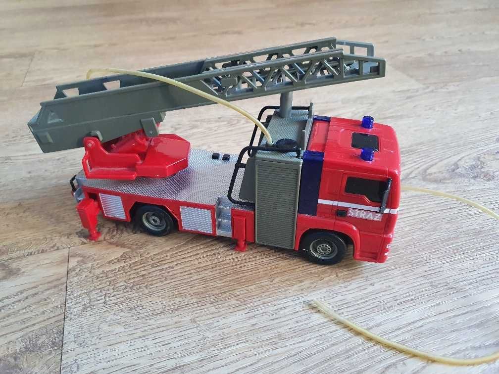 4 pojazdy z różnymi funkcjami, w tym Paw Patrol z figurką.