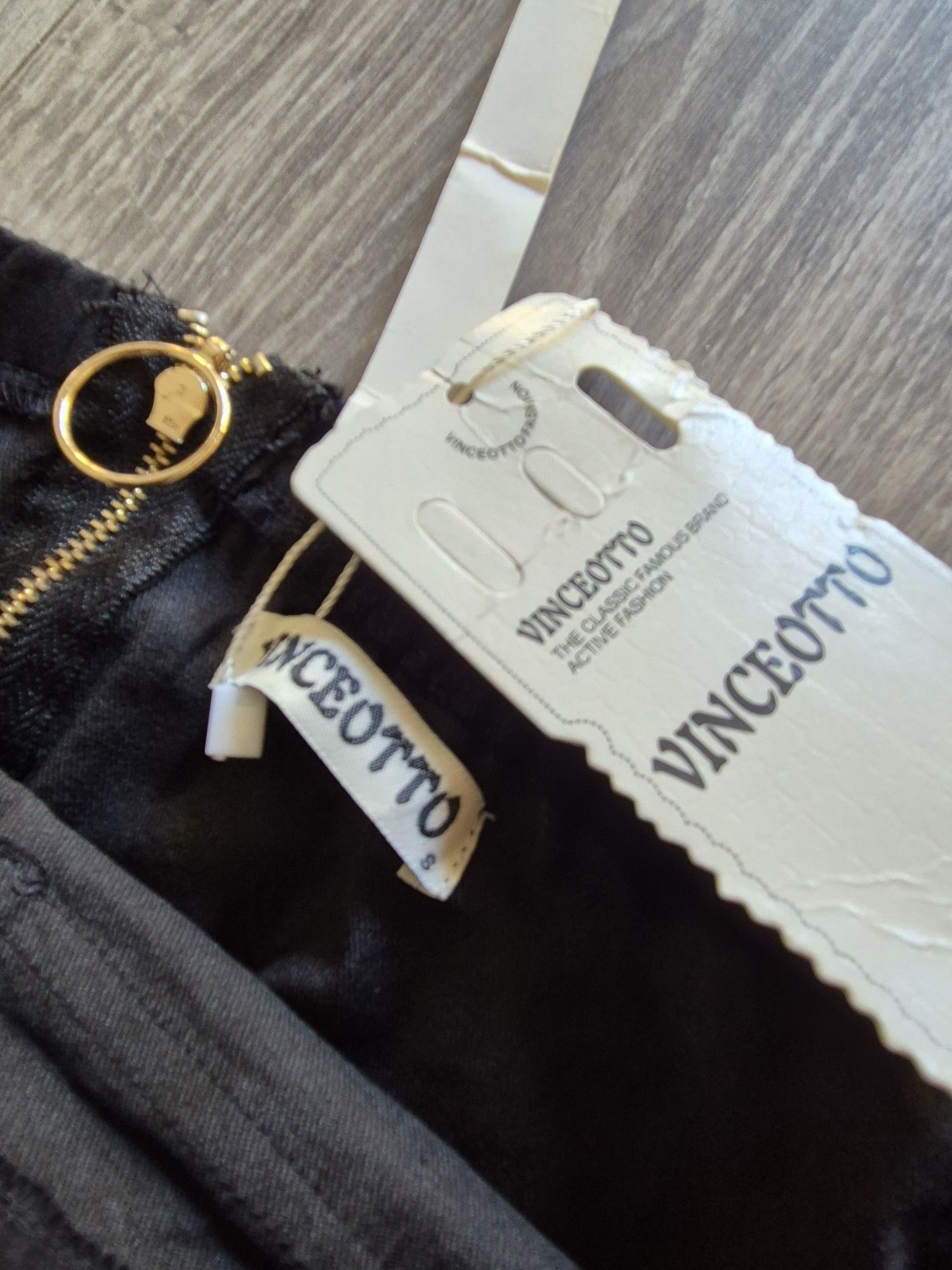 Vestido Preto Justo com Cinto

Tem dois pequenos bolsos no peito
Fecho
