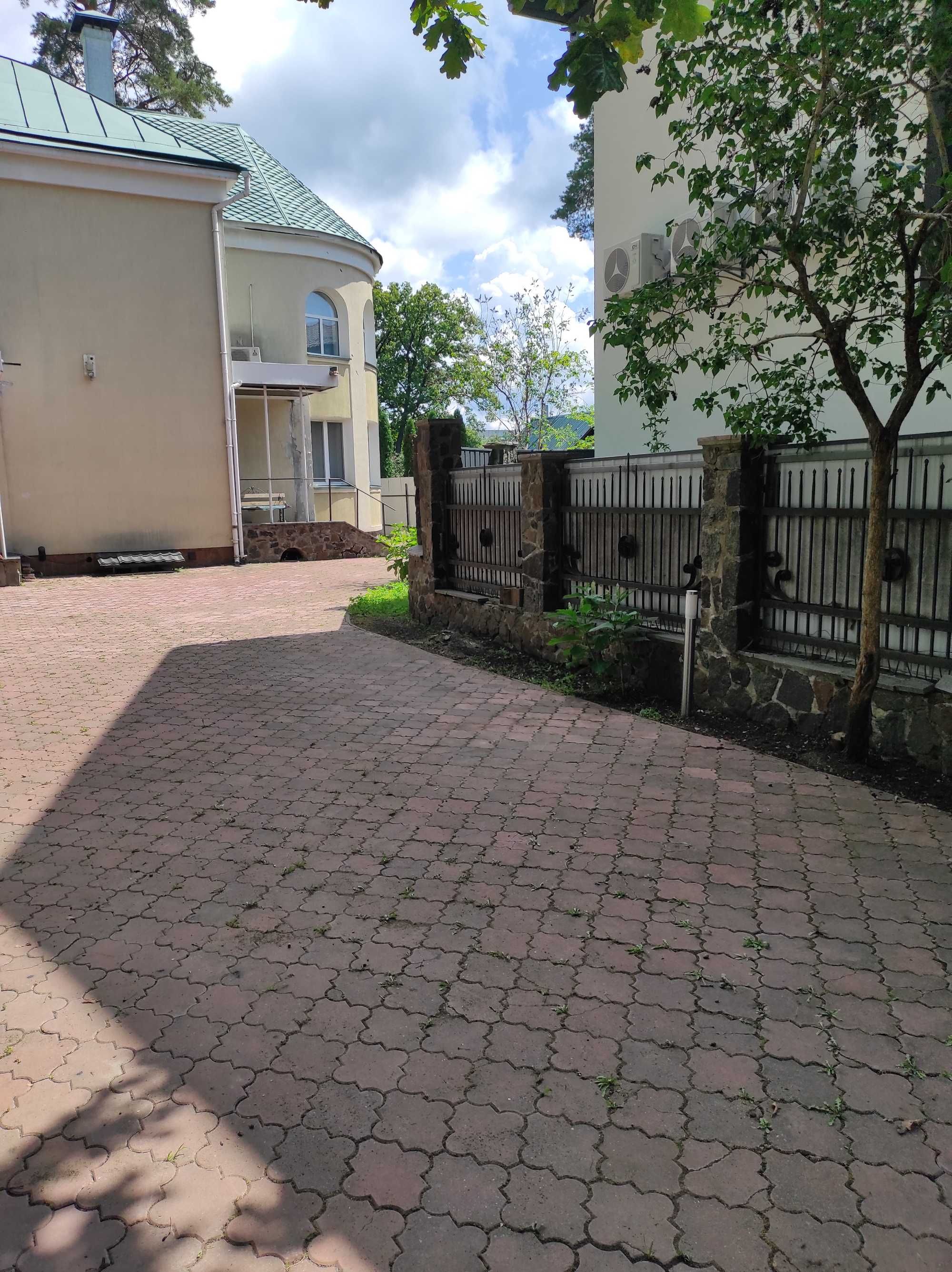 Парковка на  подвір'ї приватного будинку.
