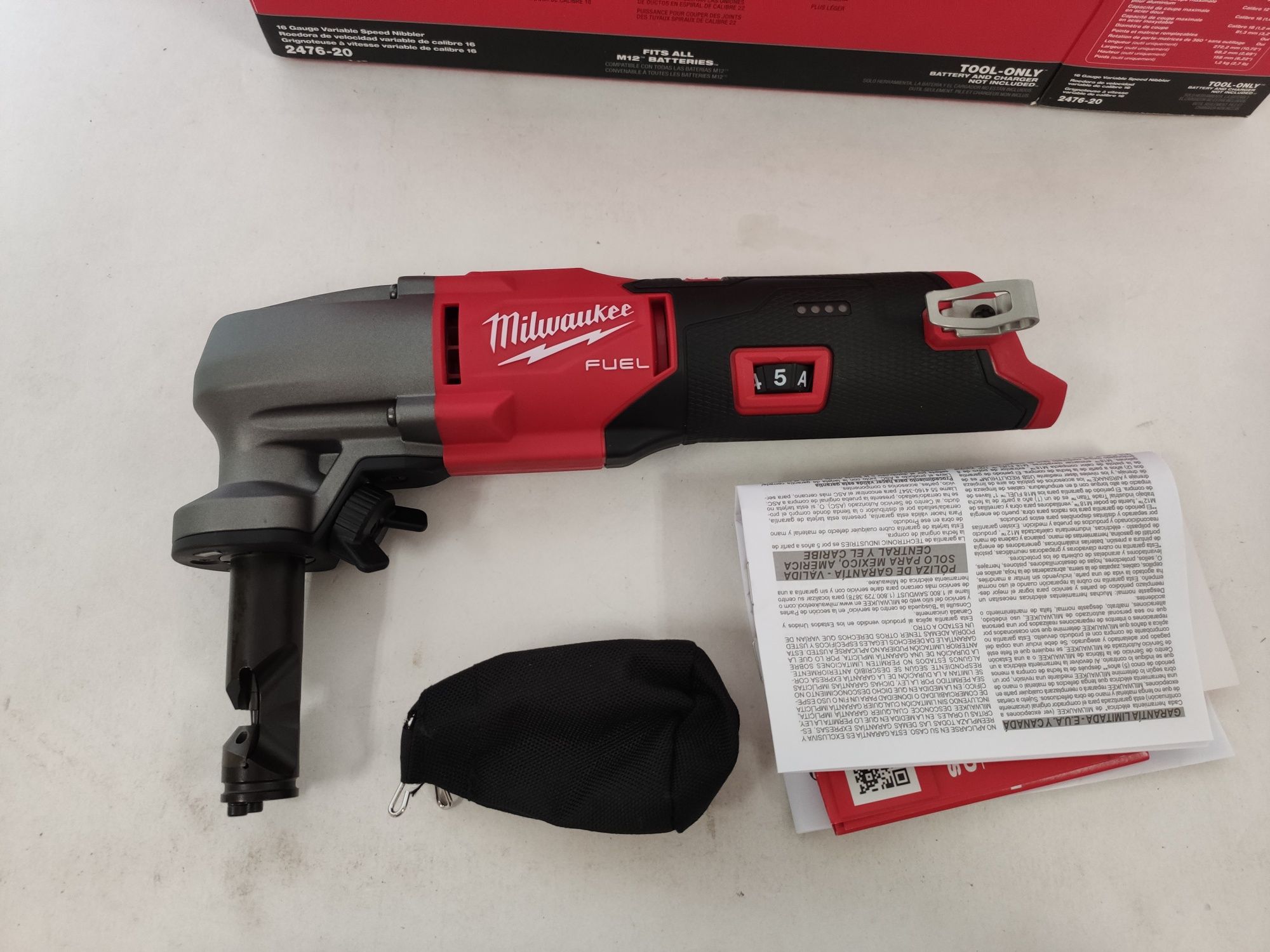 Новинка! Компактний ніблер (висічні ножиці) Milwaukee M12 FUEL 2476-20