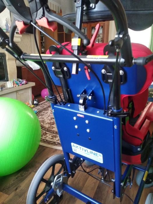 Крісло для дітей з обмеженими можливостями.