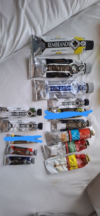 Różne farby o różnej wielkości i różnej marce