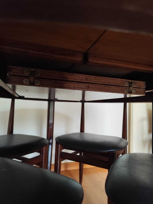 Mesa de madeira com 4 cadeiras embutidas estilo Hans Olsen