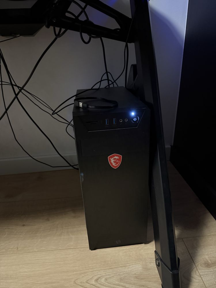 Komputer gamingowymi  z monitorem wraz z calym stanowiskiem