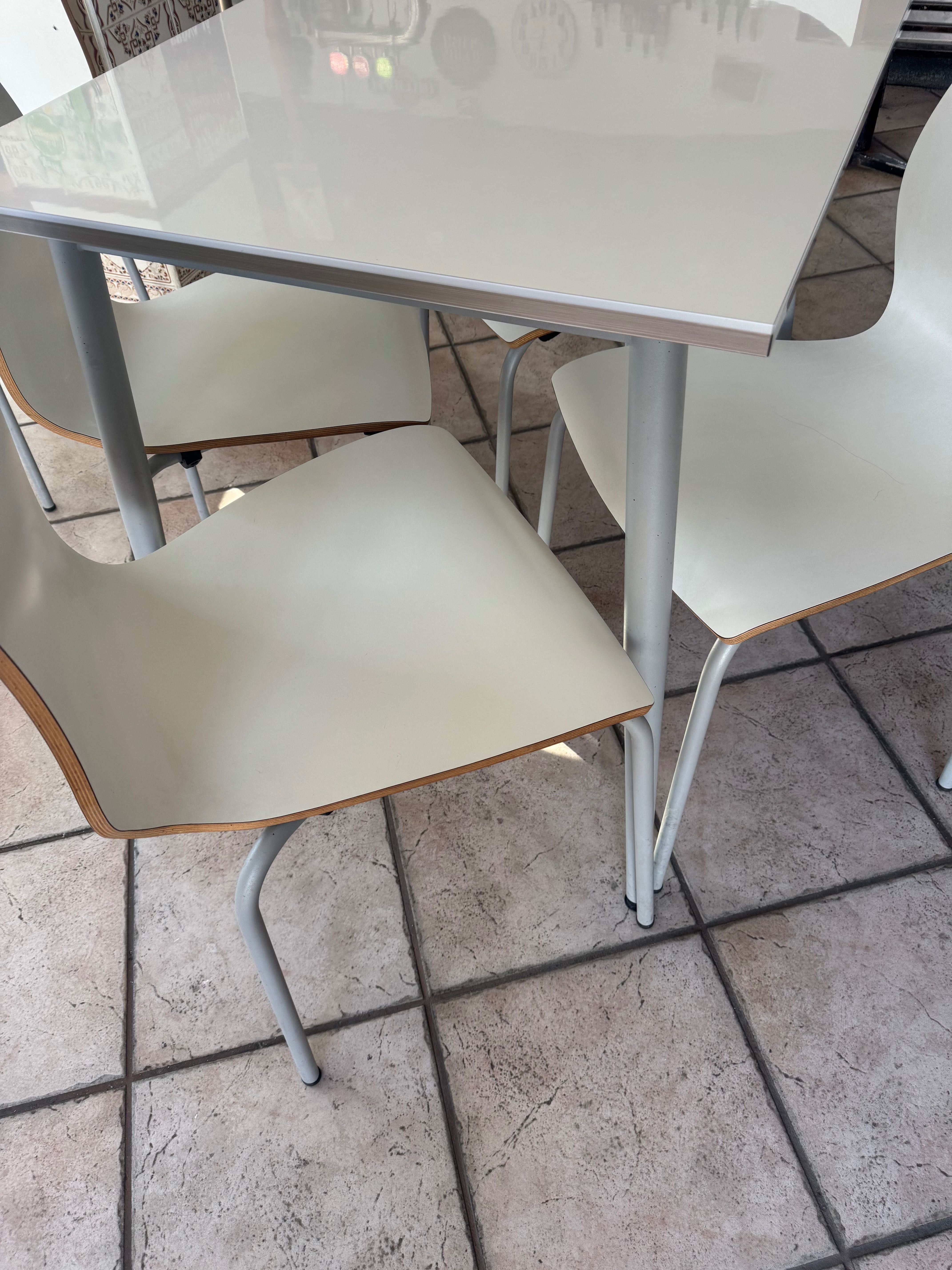 Conjunto de 1 mesa e 4 cadeiras 250€