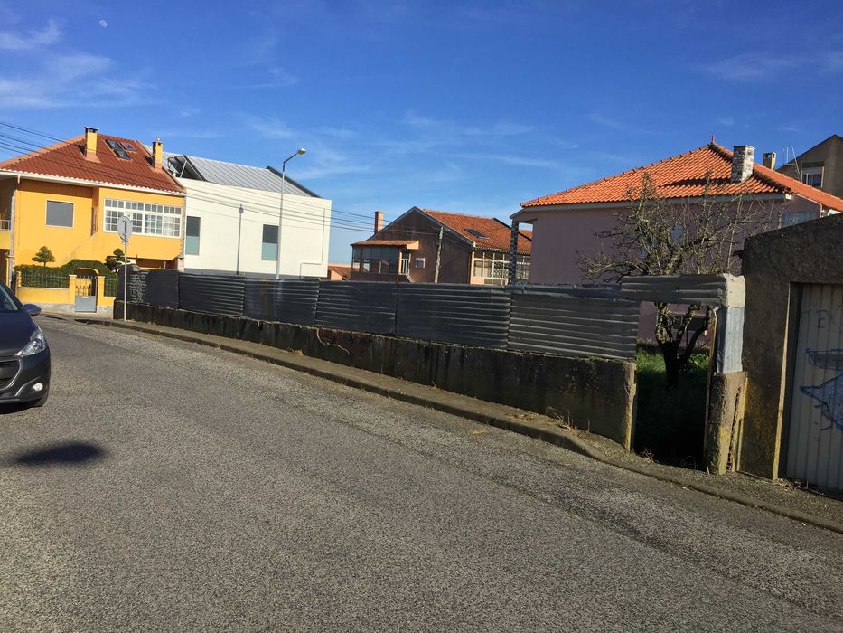 Terreno urbano com anexo