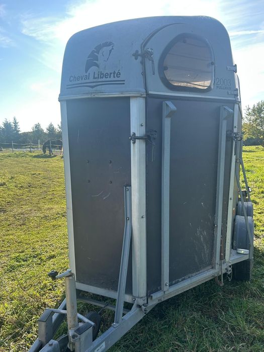 Przyczepa do koni  z 2005 roku dmc 2000 kg