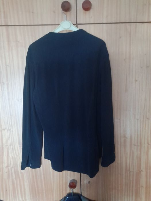 Camisa preta sem gola.