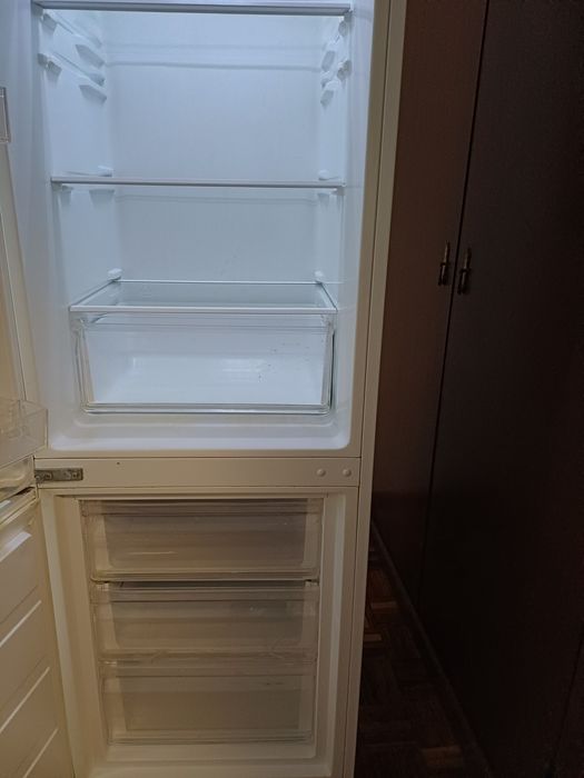 Frigorífico combinado semi novo 170e