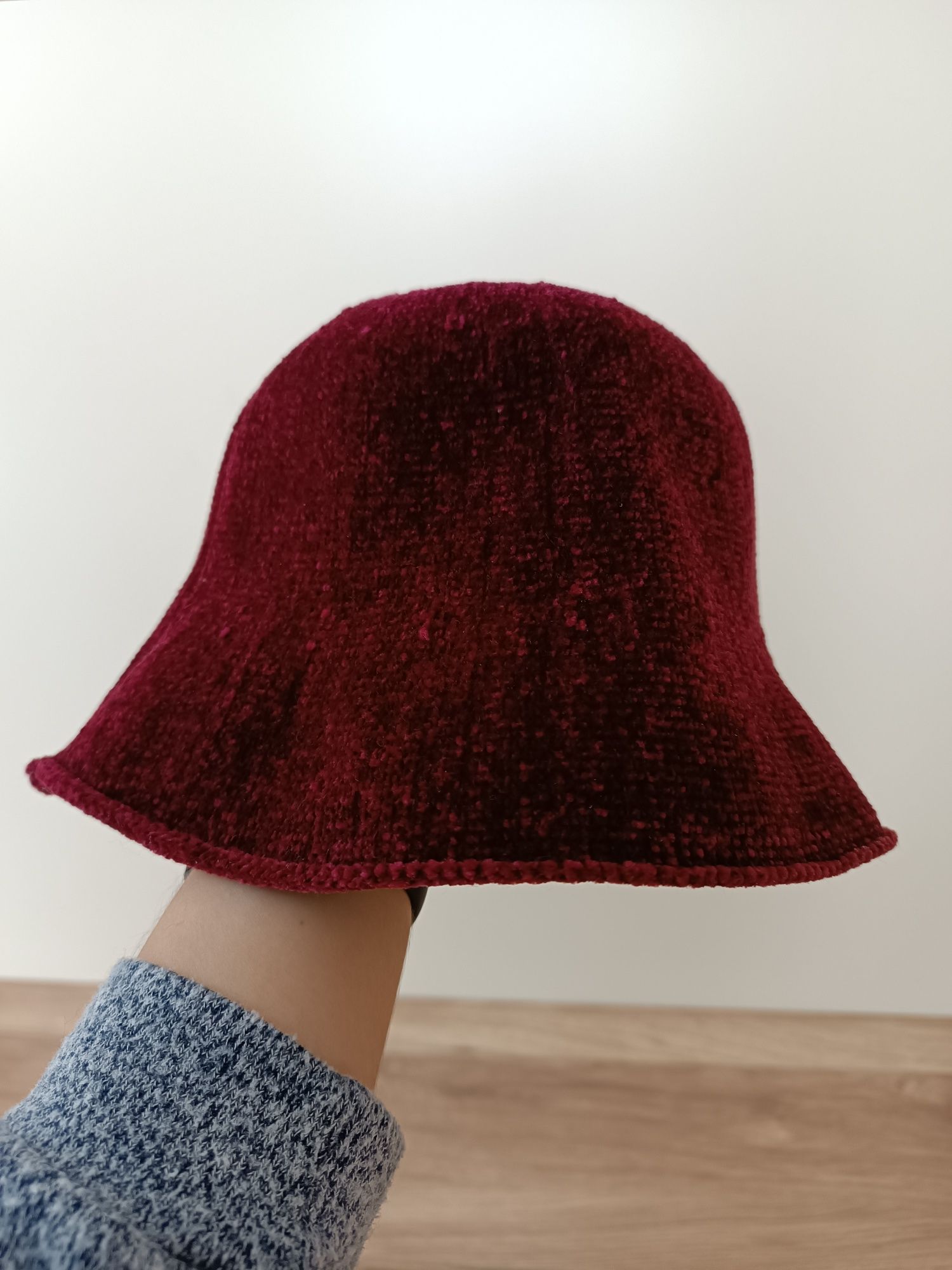 Bordowa welurowa czapka damska bucket hat OVS