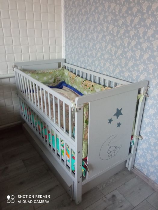 Дитяче ліжечко сіре