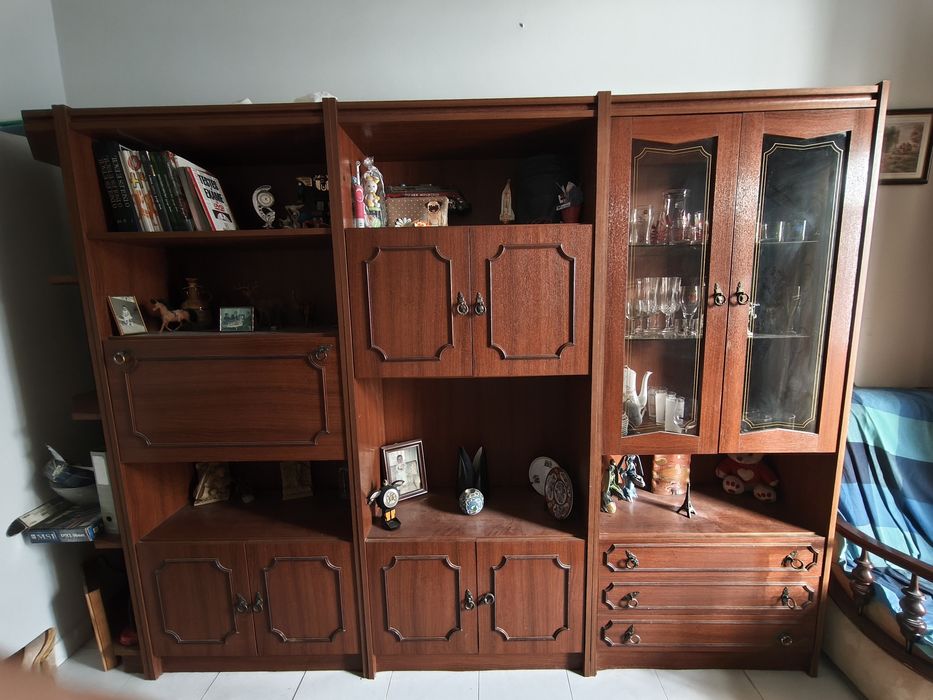 Esta é uma estante de madeira modular de estilo clássico.