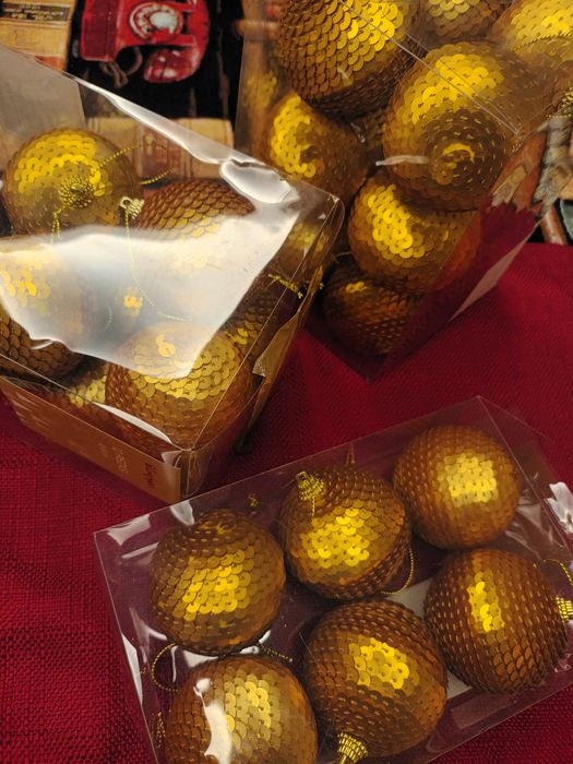 28 bolas douradas  de Natal...e 6  de fantasia...