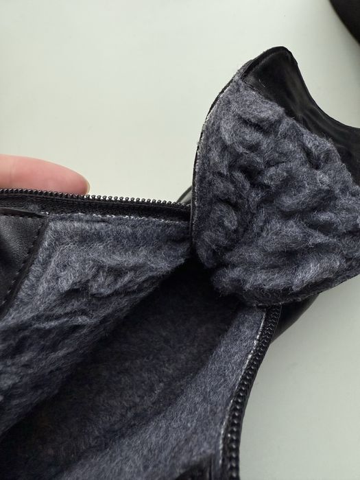 чорні зимові жіночі шкіряні черевики. Сапоги