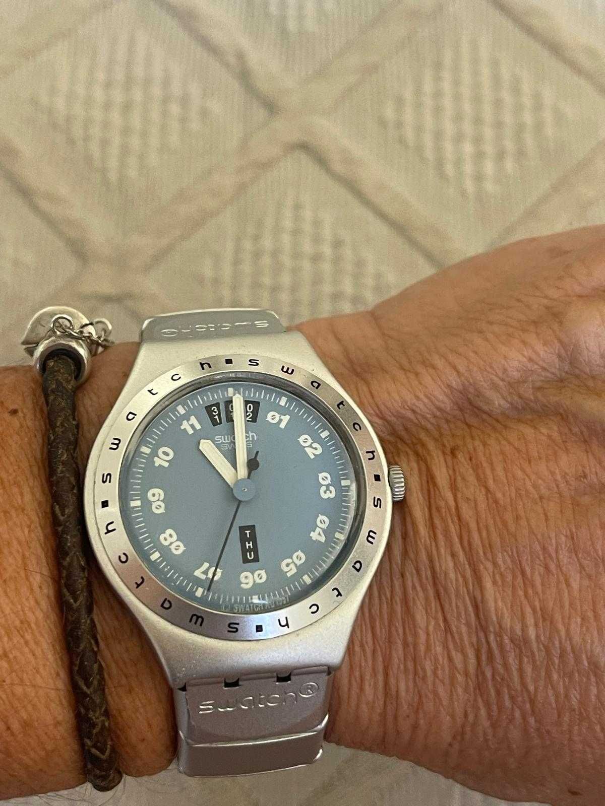 Relógio Swatch com pulseira metálica