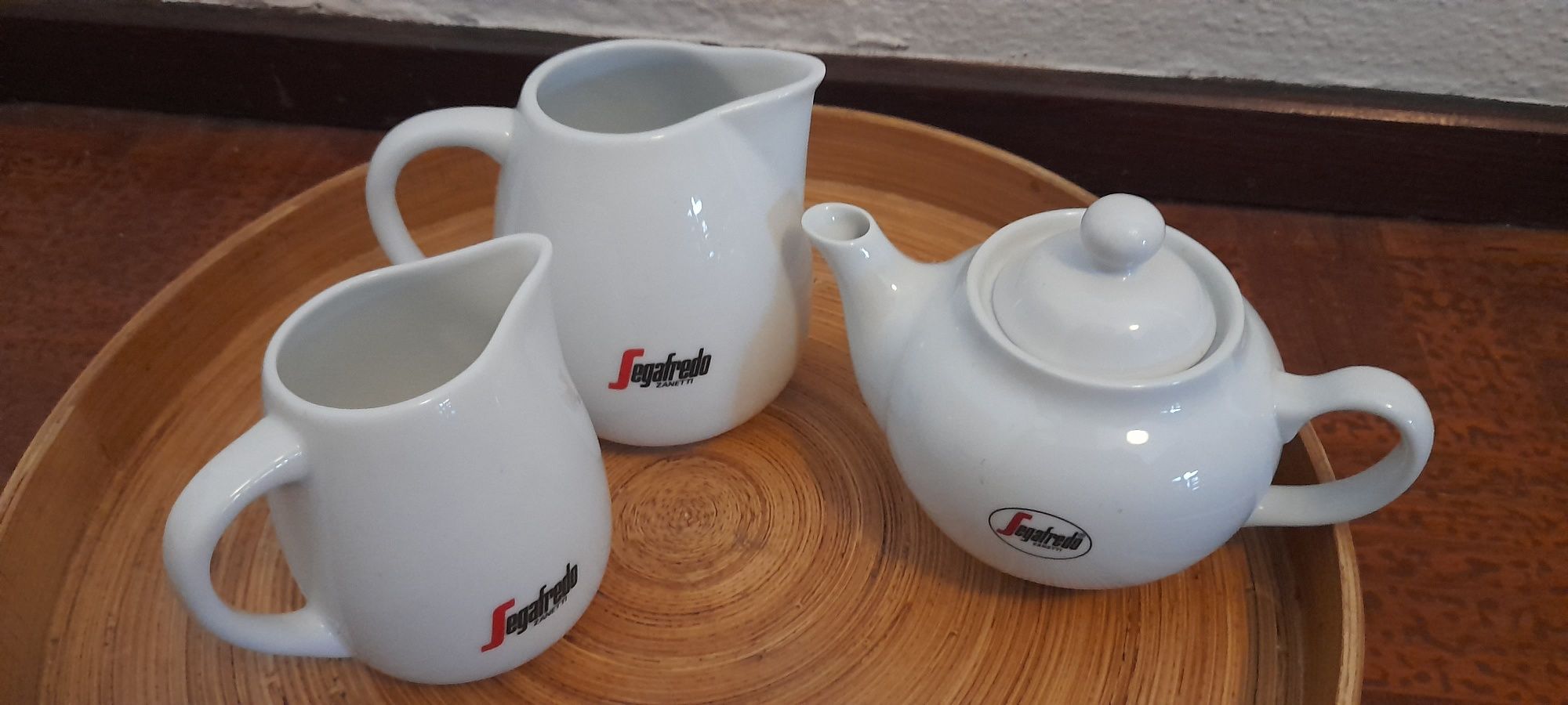 Conjunto chá, leiteira e cafe.