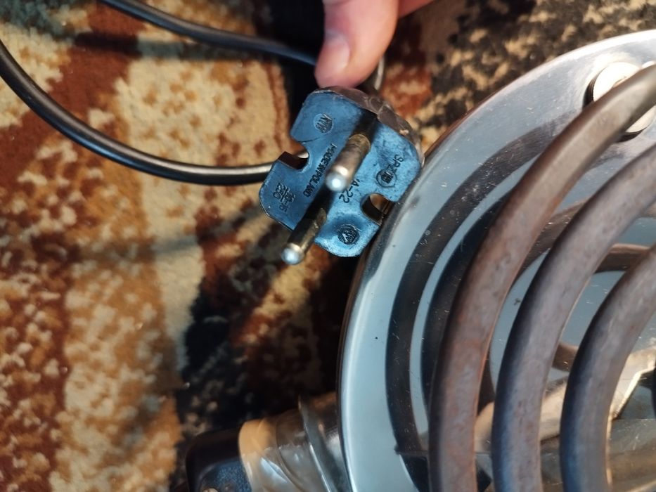 Kuchenkę elektryczną z czasów PRL-u Predom