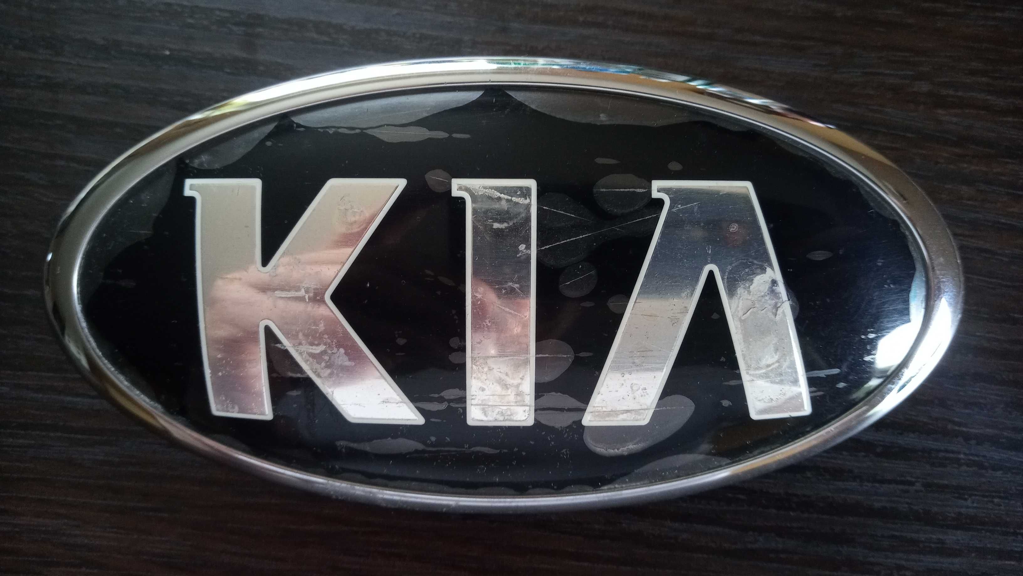 Emblemat z logo KIA Sportage IV 86320 A4000 - Przód
