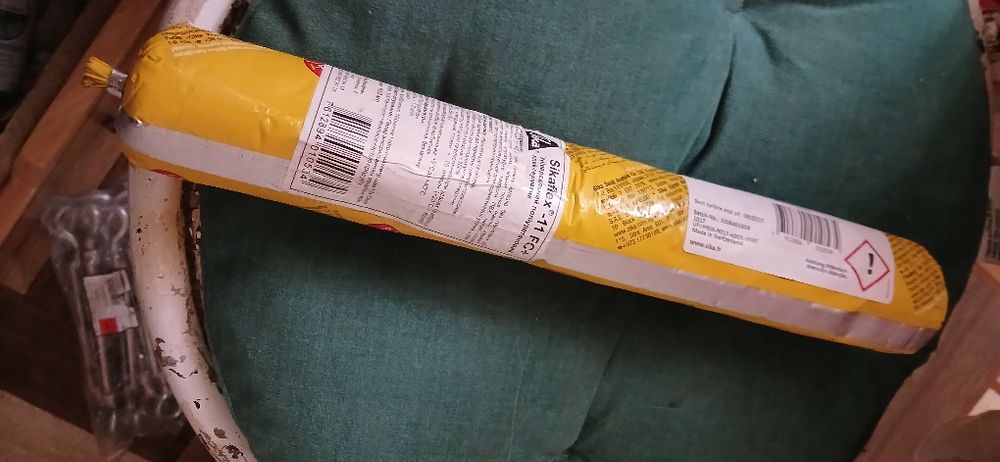 Клей герметик в тубе