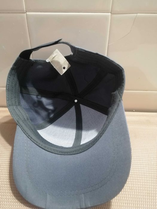 Бейсболка серого цвета.