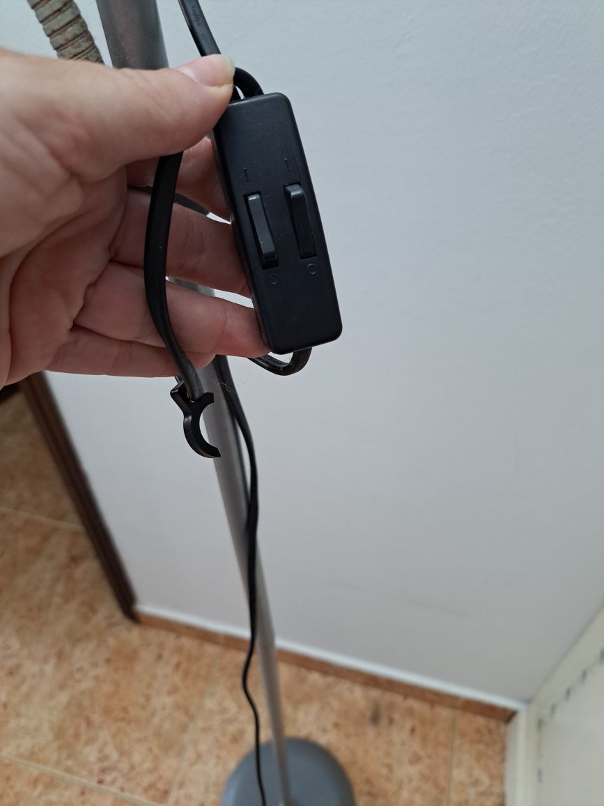 Candeeiro de pé alto