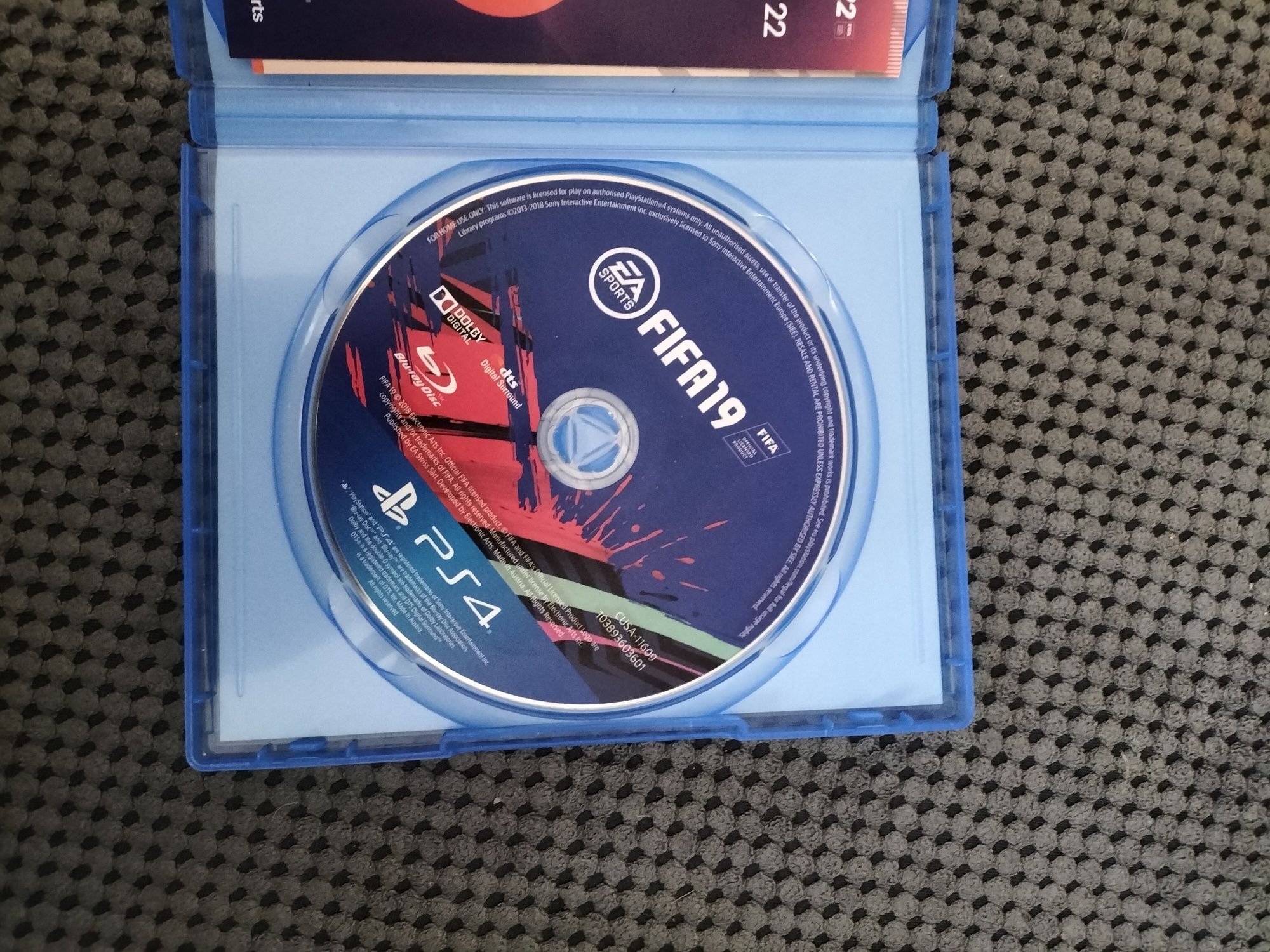 FIFA 19 z innym pudełkiem