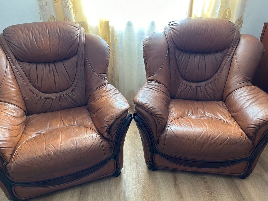 Sofás individuais, de pele genuína, em bom estado.