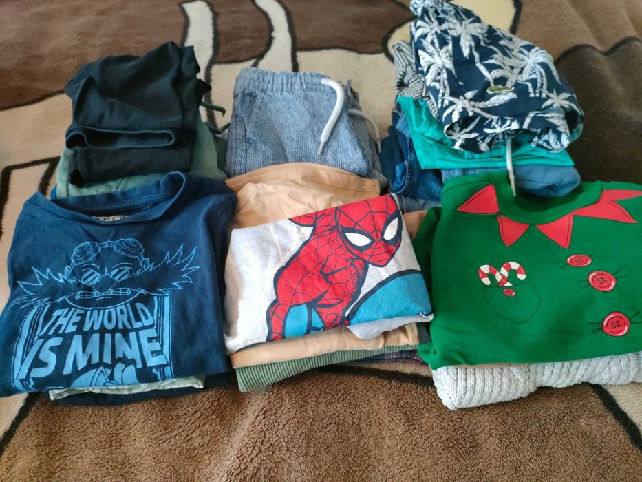 Komplet ubrań chłopięcych w rozmiarze 104