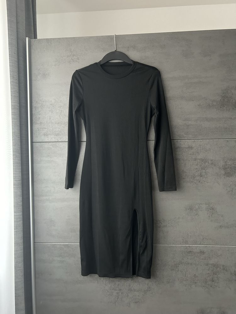 NOWA czarna sukienka dzianinowa elastyczna rozciecie na nodze półgolf