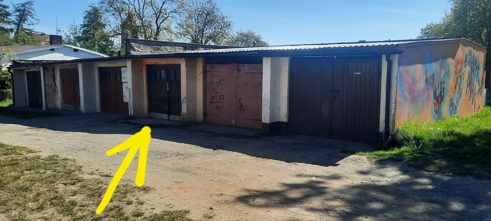 Garaż murowany w zabudowie szeregowej