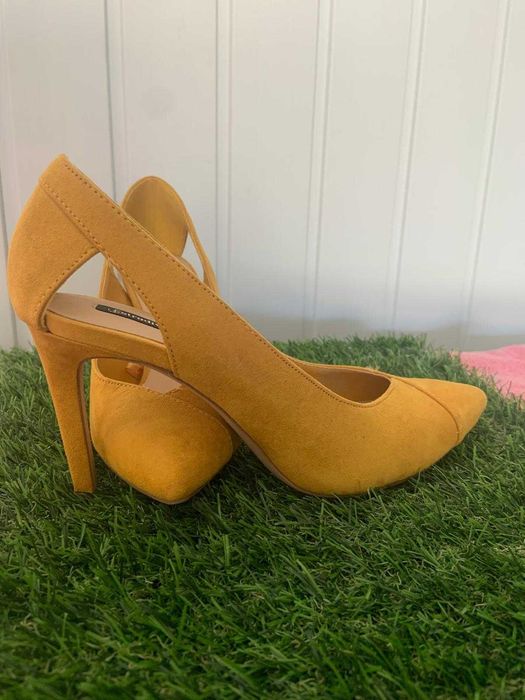 Sapatos Senhora Amarelos, Stradivarius