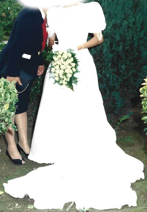 Vestido de noiva clássico de cauda longa