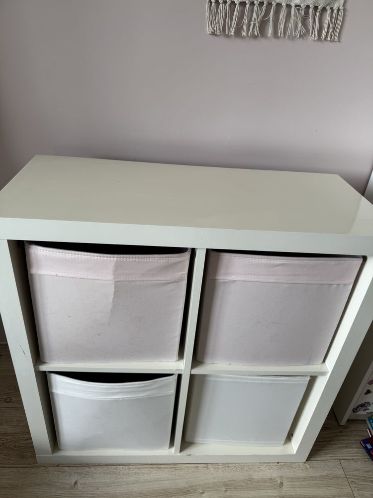 Regał ikea kallax z pojemnikami