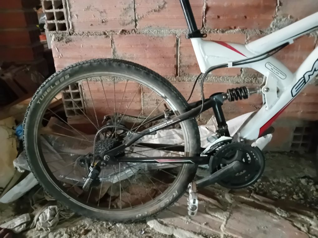 Bicicleta EMT  (falta corrente, e roda da frente por isso o preço)