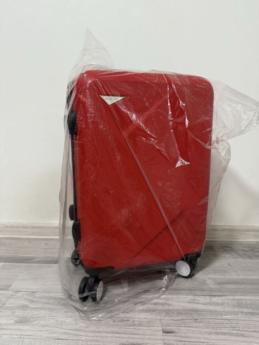 Продам ручну поклажу,нову валізу