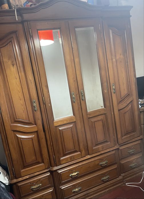 Guarda vestidos usado, com 4 portas e gavetas