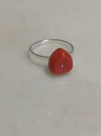pierścionek z czerwonym koralem