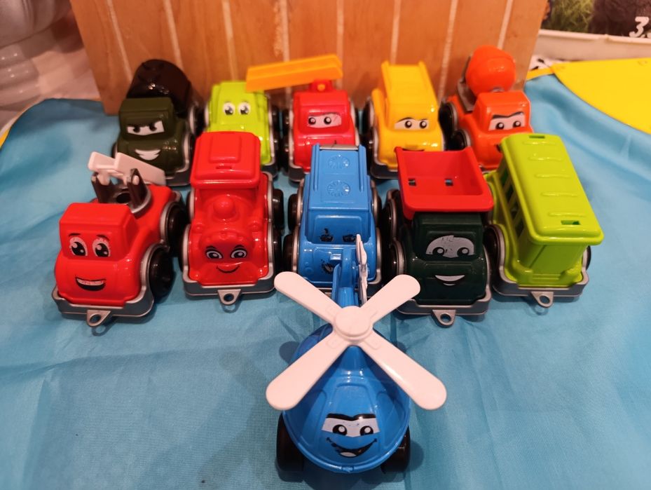 Набір машинок які складають в 1 великий потяг