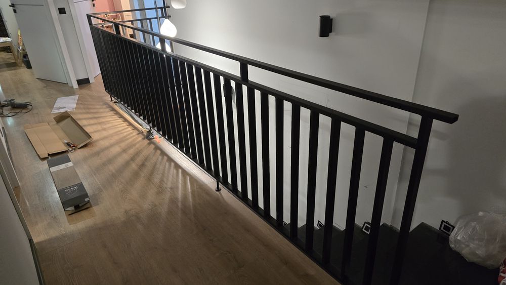 Balustrada czarna w L. Solidna. 428cm x 104cm