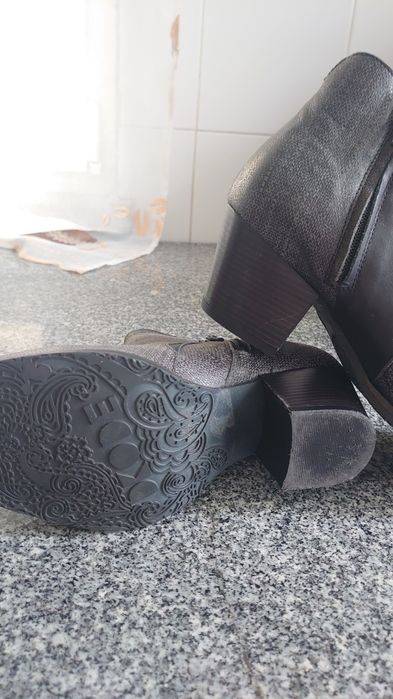Botins DKODE em pele novos.